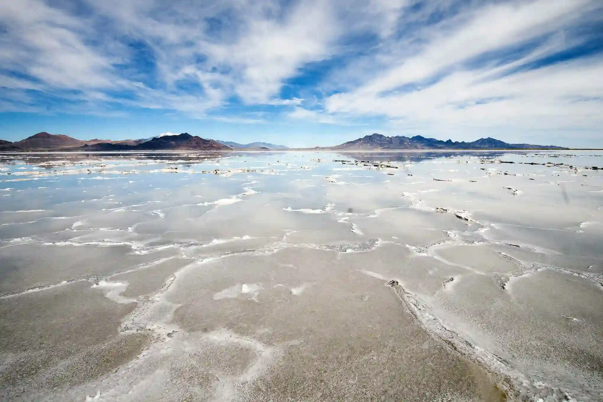 This image has an empty alt attribute; its file name is Bonneville-Salt-Flats-Utah-1.webp