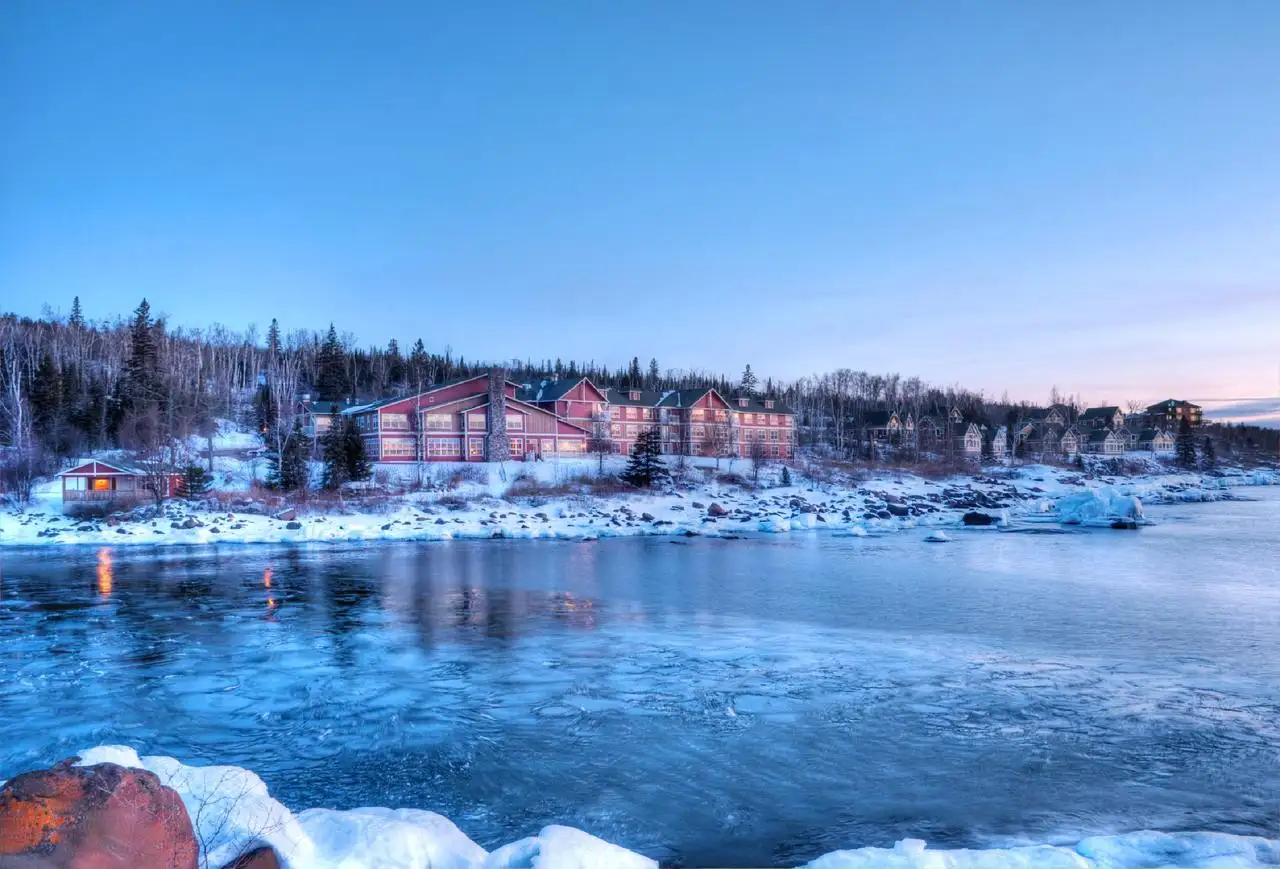 This image has an empty alt attribute; its file name is Cove-Point-Lodge-Minnesota.webp