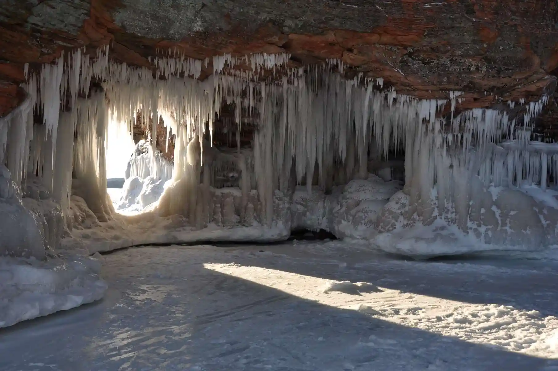 This image has an empty alt attribute; its file name is Lake-Superior-Ice-Caves-Wisconsin.webp