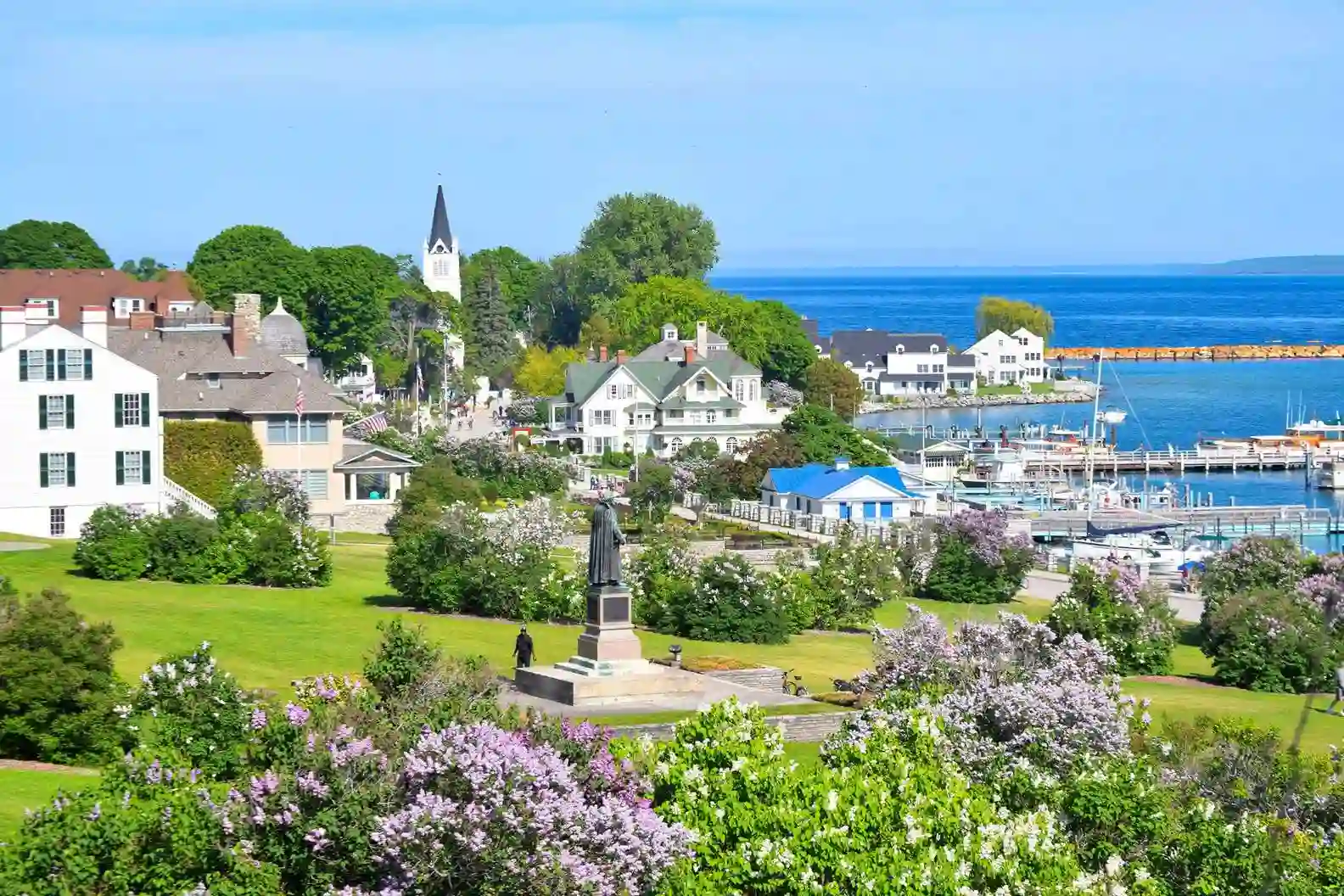 This image has an empty alt attribute; its file name is Mackinac-Island-Michigan.webp